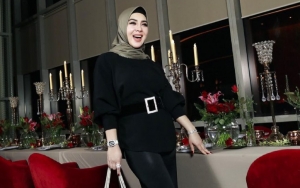 Cantik Berhijab, Syahrini Super Royal Gelar Ultah Mewah Titi DJ dan Anto Hoed di Resto Baru Reino