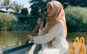 10 Ide Gaya Busana Muslim Larissa  Chou, Bisa untuk Semua Kalangan Hijabers!