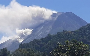 Gunung Merapi Muntahkan Awan Panas Dengan Estimasi Jarak Luncur Capai 1,6 Kilometer
