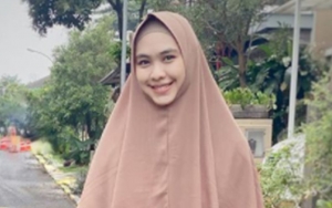 Oki Setiana Dewi Dapat Surat dari Anak Misterius Saat Temani Ria Ricis Kunjungi Makam Sang Ayah
