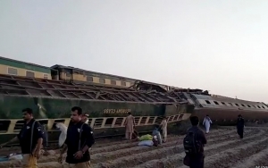 2 Kereta Ekspres Tabrakan Tewaskan 30 Orang di Pakistan, Banyak Korban Masih Terjebak di Gerbong