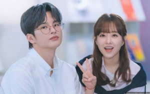 Seo In Guk Tak Berhenti Peluk Park Bo Young meski Adegan Selesai di BTS 'Doom at Your Service'