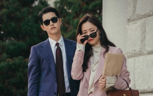 Song Joong Ki Bongkar Foto-Foto 'Vincenzo' di Ponselnya, Ada Yang Berduaan Dengan Jeon Yeo Bin