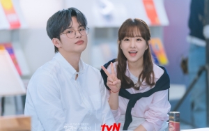 Seo In Guk Pasrah Jadi Tameng Park Bo Young di Lokasi 'Doom At Your Service'