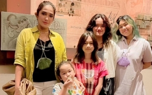 Ussy Sulistiawaty Mendadak Sedih Lihat Foto Anak-Anaknya, Kenapa?