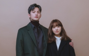Tak Ada di Naskah, Park Bo Young Mesra Suapi Seo In Guk Syuting 'Doom At Your Service'