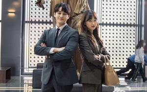 Bikin Baper, Kim Bum Gercep Bantu Ryu Hye Young di BTS 'Law School'