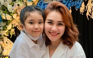 Ayu Ting Ting Akui Tak Bisa Pakai Gunting Kuku, Begini Reaksi Bilqis Saat Lihat Ibunya Gigiti Kuku