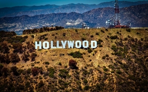 Salma Hayek dan Drew Barrymore Saling Cerita Soal Diskriminasi di Hollywood