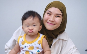 Putrinya Sudah Negatif Covid-19, Zaskia Mecca Rekam Momen Si Bungsu Lepas Rindu dengan Sang Kakak