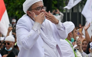 Massa Simpatisan Habib Rizieq Sempat Ricuh, Kendaraan Aparat Diceburkan ke Sungai