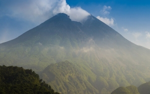 Sleman Diguyur Hujan Abu Usai Gunung Merapi 3 Kali Luncurkan Awan Panas Guguran
