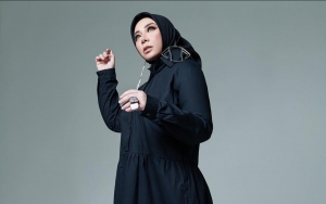 Kocaknya Melly Goeslaw Terapkan Protokol Kesehatan 7M Sambil Pamer 'Digendong' Shahrukh Khan
