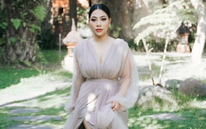 Liza Aditya Dihadiahi Buket Uang Raksasa oleh Bule Tampan yang Jadi Mualaf Berkat Dirinya, Pacaran? 