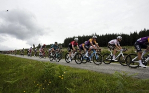 Polisi Buru Wanita Pembawa Spanduk yang Sebabkan Tabrakan Beruntun di Tour de France