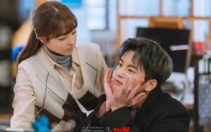 Park Bo Young Kabur Dari Seo In Guk, Adegan Ciuman di 'Doom At Your Service' Penuh Perjuangan