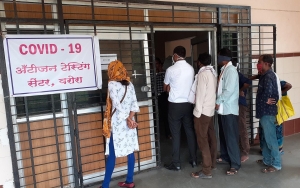Banyak Jenazah COVID-19 Kembali Ditemukan Hanyut di Sungai Gangga India