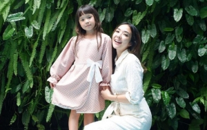Video Gisella Anastasia Beri Makan Keledai Curi Perhatian, Aksi Ndusel Ini Bikin Salfok