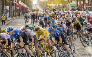 Wanita Yang Diduga Sebabkan Tabrakan Beruntun Di Tour De France Berhasil Ditangkap