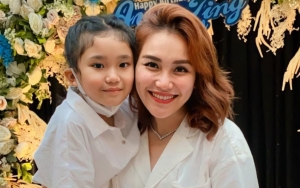 Pamer Foto Bareng Bilqis, Ayu Ting Ting Tuliskan Doa Ini Malah Kena Sindir