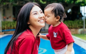 Sarwendah Unjuk Kemampuan Berbahasa Mandarin, Tingkah Thania Justru Bikin Salfok
