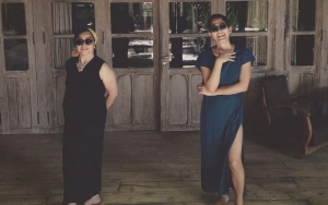 Oscar Lawalata Dipuji Pakai Hotpants, Momen Berjemur Manja Bareng Sang Ibunda Bikin Gemes