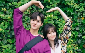 Kemesraan Song Kang dan Han So Hee di Lokasi 'Nevertheless' Picu Rumor Pacaran