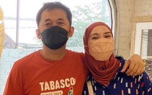 Zaskia Adya Mecca Foto Bengong Kompak Bareng Suami, Alasan di Baliknya Bikin Ikut Sedih