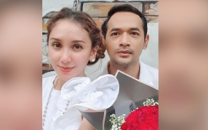 Jauh dari Gosip, Oka Antara Tulis Pesan Romantis Untuk Istri Saat Anniversary Pernikahan ke-13
