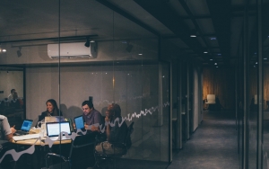 Pemerintah Revisi Aturan WFO Untuk Sektor Esensial Selama PPKM Darurat