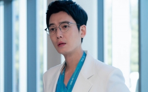 Jung Kyung Ho Putus dengan Pacarnya di 'Hospital Playlist 2', Fans Auto Nyesek