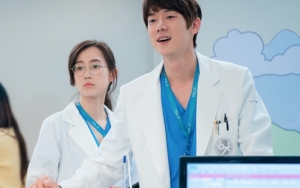 Bucin Akut, Begini Cara Shin Hyun Bin Pertahankan Hadiah dari Yoo Yeon Seok di 'Hospital Playlist 2'
