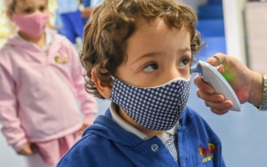  AS Bina Anak-Anak Migran Saat Kekhawatiran Kasus COVID-19 Mulai Mereda