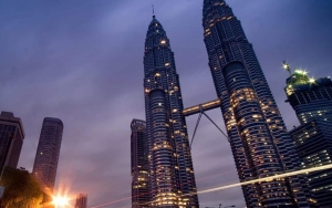 PM Malaysia Serahkan Bantuan Dalam Program Keranjang Pangan Nasional Ke Masyarakat Imbas Pandemi