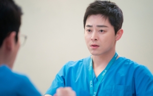Gentle Banget! Jo Jung Suk Diam-Diam Lindungi Pasien KDRT 'Hospital Playlist 2' dengan Cara Ini