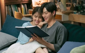 Lagi-lagi Perhatian, Song Kang Gercep Lakukan Ini Kala Han So Hee Kedinginan di BTS 'Nevertheless'