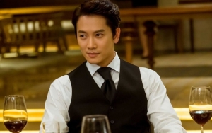 Biasa Sempurna, Ji Sung Tampil Berantakan di Still Cut Terbaru 'The Devil Judge'