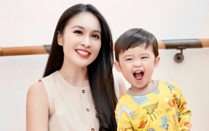 Sandra Dewi Cantik Memesona Pose Dalam Bathub, Raphael Moeis Ikutan Centil Tiru Gaya Sang Ibu