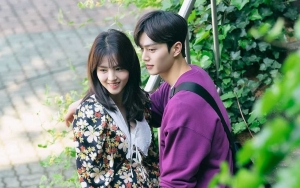 Panik, Song Kang Langsung Lakukan Ini usai Han So Hee Beradegan Jatuh di BTS 'Nevertheless'