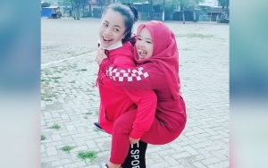 Biasa Kalem, Ibunda Rahmawati Kekeyi Pamer 'Rambut Ombre' Disentil Tak Berhijab