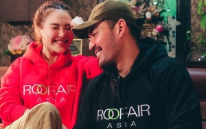 Diramal Bisa Nikah, Robby Purba Pamer Gandengan Tangan Dengan Ayu Ting Ting Bikin Fans Heboh