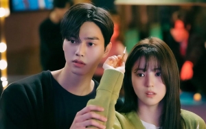Lagi-lagi Jail, Song Kang Iseng Sentuh Rambut Han So Hee Lalu Lakukan Ini di BTS 'Nevertheless'