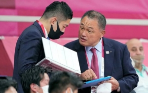 Presiden Komite Olimpiade Jepang Tuai Sorotan Usai Kedapatan Mengobrol Tak Pakai Masker