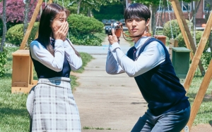 Bikin Gemas, Yeri Red Velvet Terang-Terangan Tunjukkan Cinta ke Hongseok Pentagon di 'Blue Birthday'