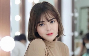Momen Haru Amanda Manopo dan Sang Ayah Saling Menguatkan Saat Antarkan Jenazah Ibunda ke Makam