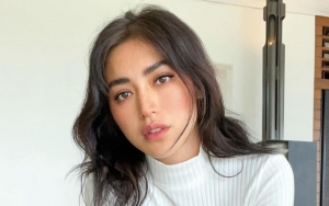 Kece Badai, Jessica Iskandar Sopan Berkebaya Hingga Tutupi 'Bikini' di Foto Air Terjun Banjir Pujian