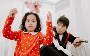 Syok, Baim Tak Sengaja 'Pakai' Sikat Gigi Yang Digunakan Sang Putri Untuk Bersihkan Toilet