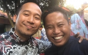 Denny Cagur Pamer Foto Lawas Rapi Berdasi, Penampilan Narji Justru Ramai Jadi Buah Bibir