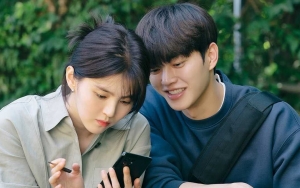 Tak Ada di Drama, Song Kang Penuh Semangat Gambar Wajah Han So Hee di BTS 'Nevertheless'