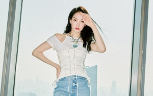 Foto Victoria f(x) Cium Bibir Cewek Bikin Heboh